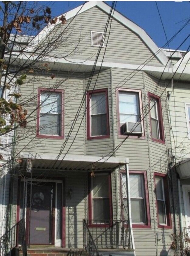 Primary Photo - 292 Ege Ave