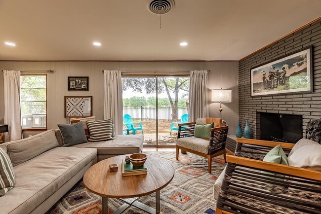 Building Photo - 2865 Bandera Hwy