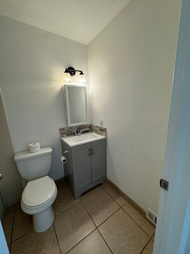 Building Photo - 2 Bedroom condo in Auburn! Walk to everyth...