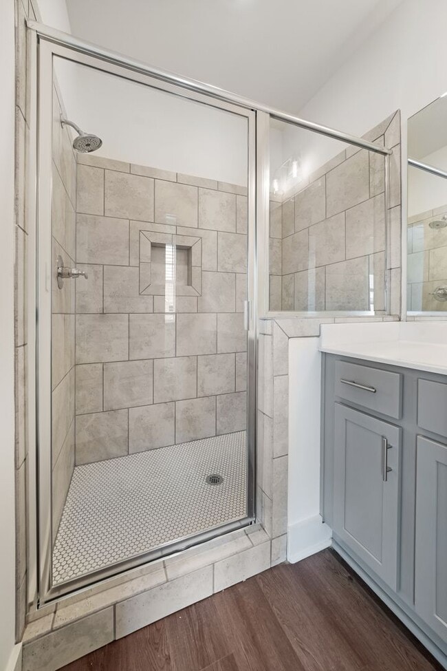 Building Photo - 2 bedroom home with fenced backyard!