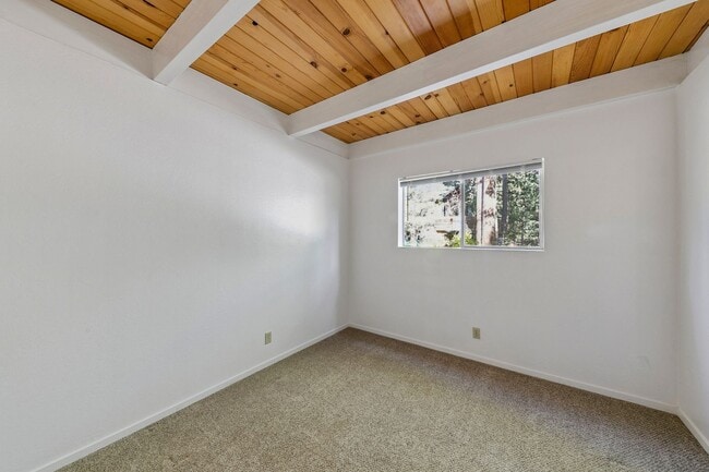 Building Photo - Large Mountain home with garage by the river