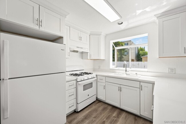 Building Photo - 368 G St