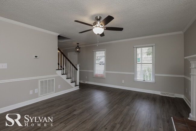 Building Photo - Spacious 2 Story Home