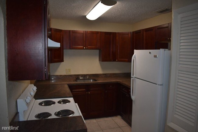 Foto del edificio - 6448 Lawrence Rd