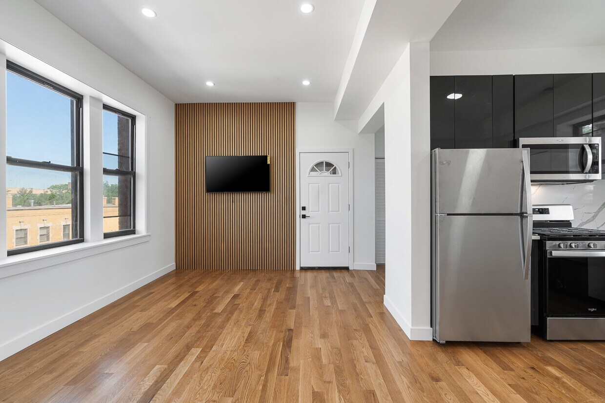 Foto principal - 3025 W Irving Park Rd