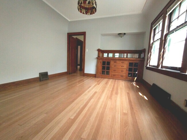 Foto del edificio - 3408-3410 North Bartlett Avenue, Unit Lower