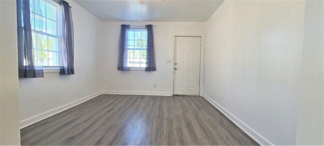 Building Photo - 321 Carver St
