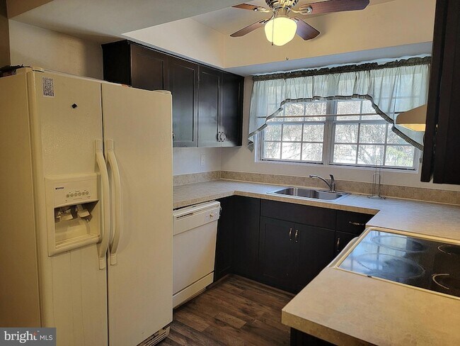 Foto del edificio - 9220 Niki Pl