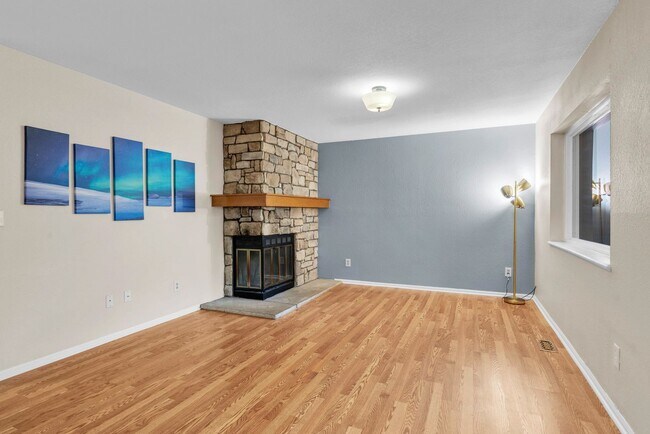 Building Photo - Spacious & Stylish 3-Bedroom Condo in Gunb...