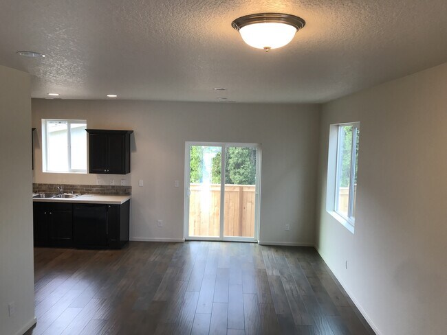 Building Photo - CUSTOM 3 BR 2.5 PET FRIENDLY HOME! A/C!