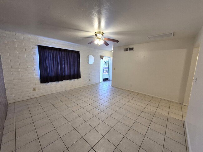 Foto del edificio - 6566 E Hawk Dr