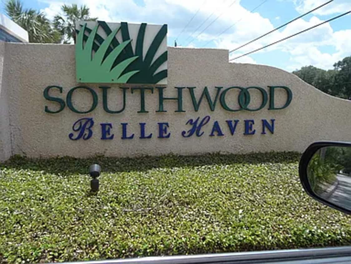 Foto principal - Belle Haven 2-Bedroom Condo with Pond View...
