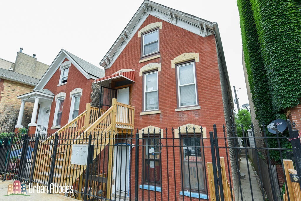 Foto principal - 1624 W Beach Ave