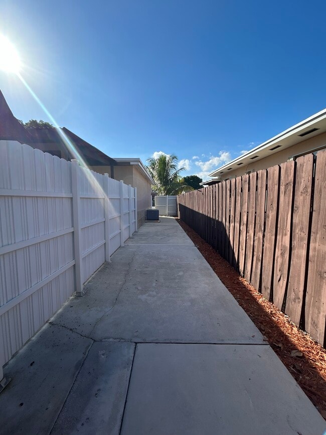 Foto del edificio - 927 SW 71st Ct