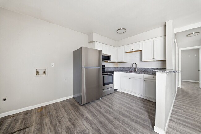 Building Photo - Gorgeous 2 Bedroom Remodeled Apt with Granite and Stainless!