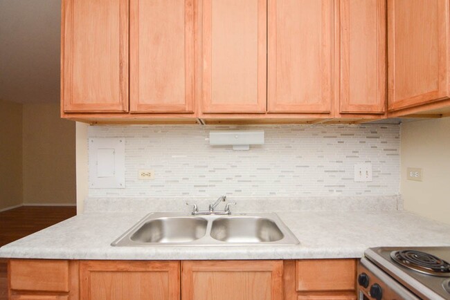Building Photo - 3825 N Pine Grove Ave
