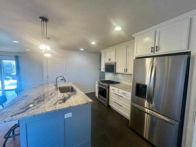 Foto del edificio - Beautifully updated home just west of Brookside and Trader's Joes in Midtown