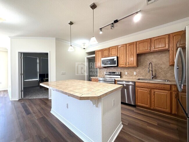 Building Photo - 10184 Park Meadows Dr