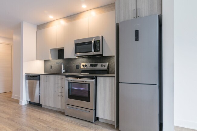 Building Photo - 30 Saint-Joseph Est