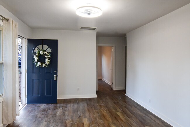 Building Photo - Welcome to this charming 3-bedroom, 1-bath...