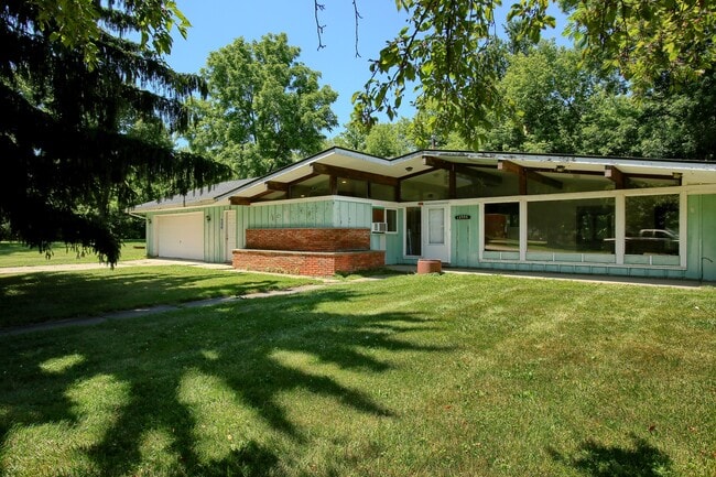 Building Photo - 12395 South Ln