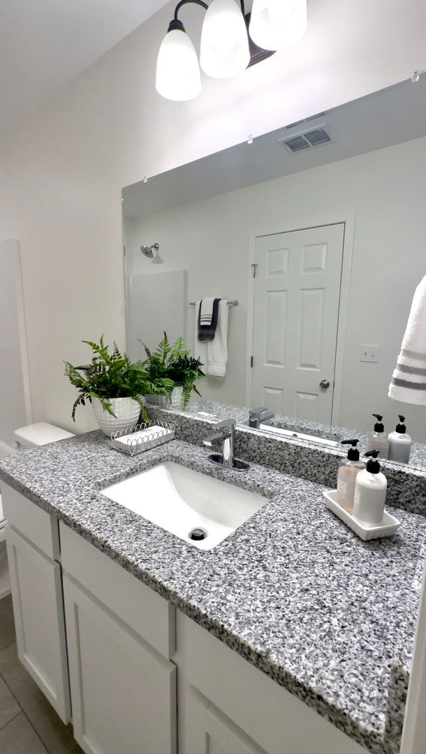 Foto del edificio - UPDATED  DUPLEX!!! with Garage