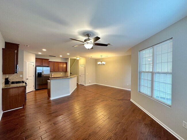 Building Photo - Well Maintained Townhome in Durham!