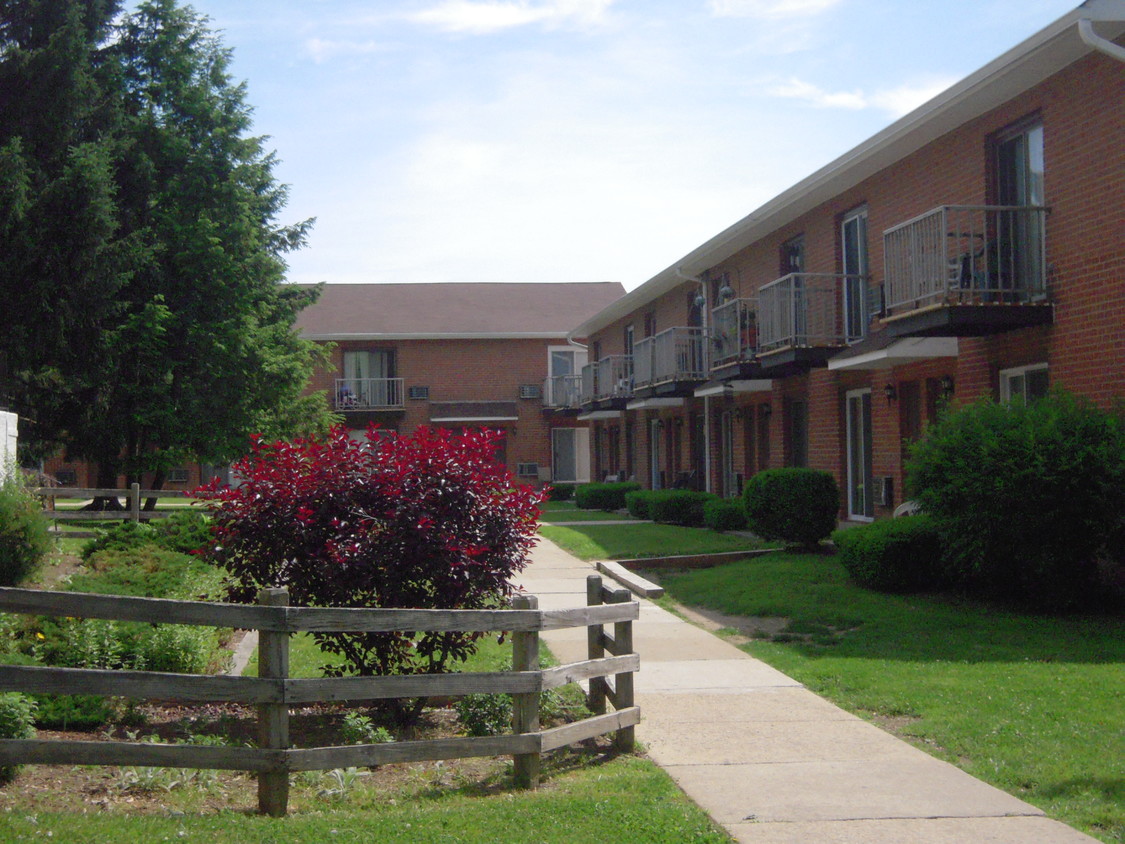 Primary Photo - Aston Glen Apartments