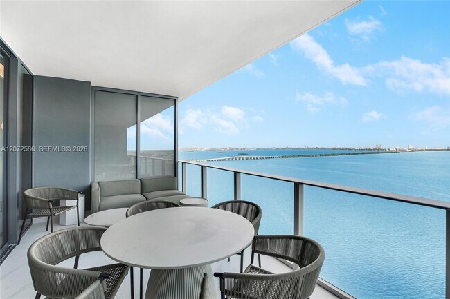 Foto del edificio - 700 NE 24th St