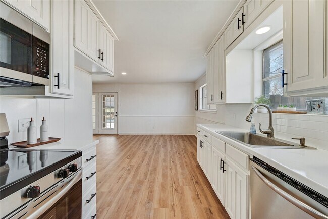 Foto del edificio - 220 Clearwood Dr