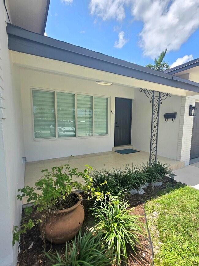 Foto del edificio - 806 N 31st Ct