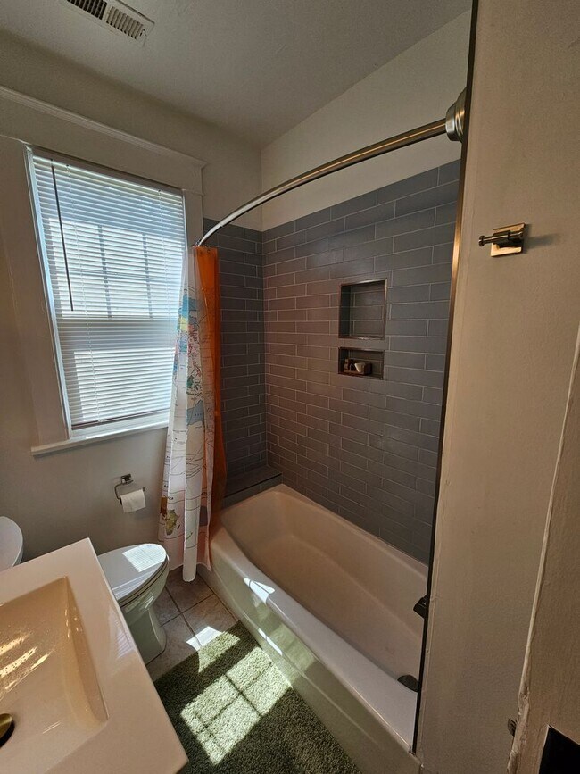 Foto del edificio - 3BR/1.5 BA Single-Story Home - Large Yard ...
