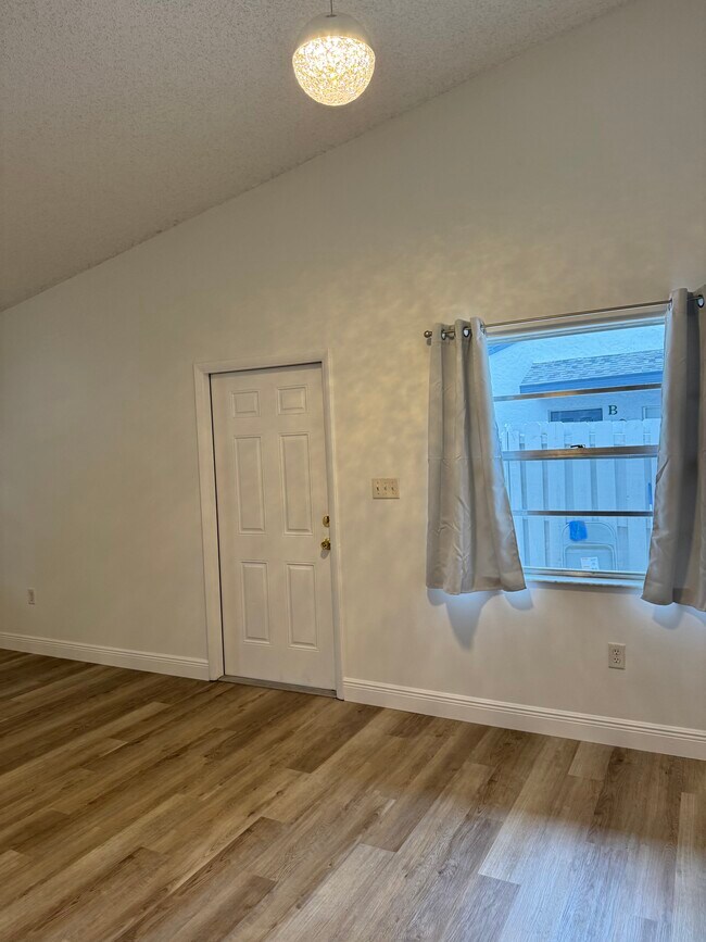 Foto del edificio - 2009 Oleander Blvd