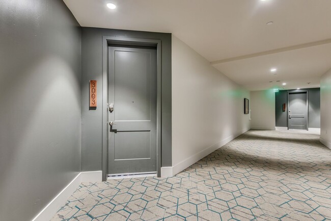 Building Photo - Stunning 2 bedroom with a Den at Edison Mi...