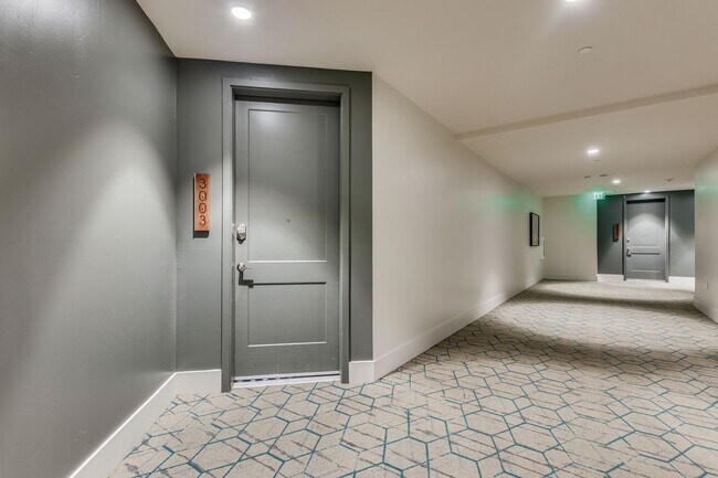 Foto del edificio - Stunning 2 bedroom with a Den at Edison Midtown!!!  Available June 1st!!!  Like living at a Resor...