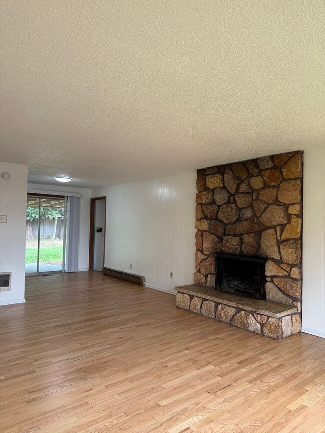 Foto del edificio - Great location in Milwaukie, OR! 3 bedroom 1 bath home with a large yard!