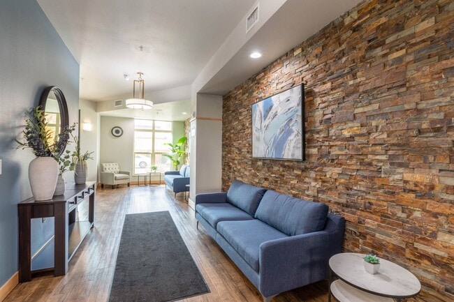 Oficina de arrendamiento - Overture Central Park 55+ Active Adult Apartment Homes