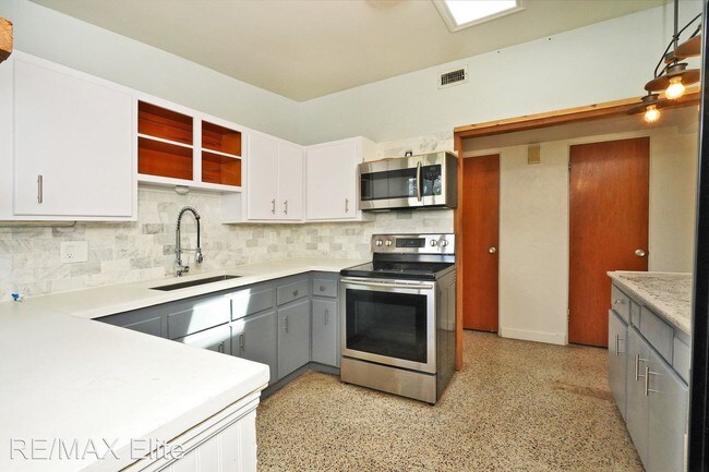 Building Photo - Studio, 2 bath House - 1924 Madison Ave
