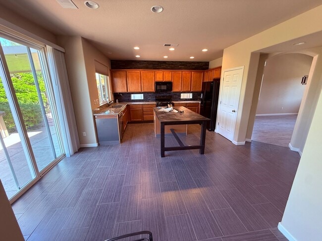 Building Photo - 4 bedroom 2.5 bath in quiet cul-de-sac in Canyon Pines