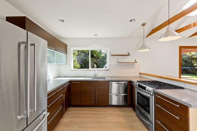 Building Photo - Charming Cardiff-by-the-Sea Cottage - Spacious, Great Neighborhood