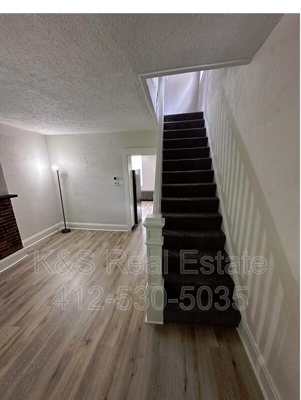 Building Photo - 113 Redlyn St