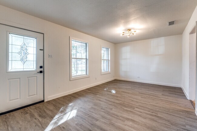 Foto del edificio - 827 Ware Blvd