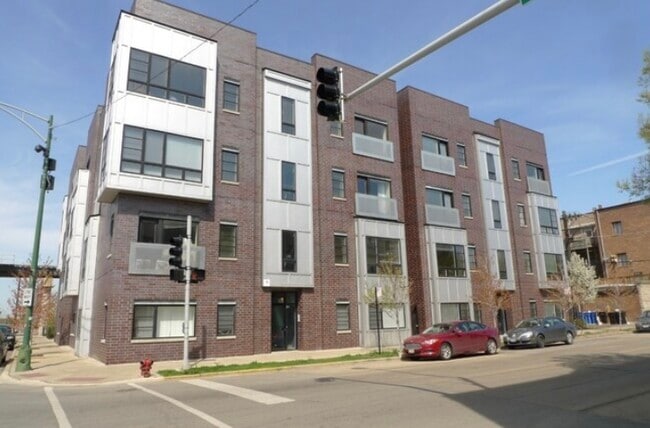 Building Photo - 44 N Paulina St