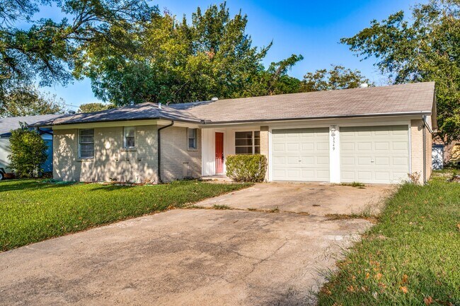 Building Photo - Cozy 3BD Home with Functional Features and...