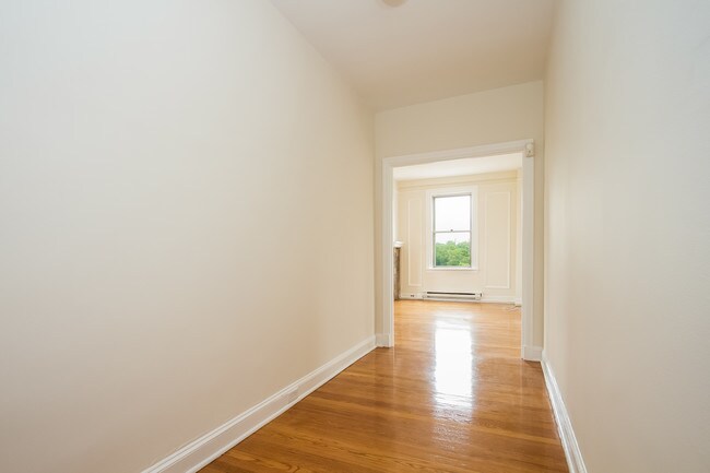Entry Hallway - 400 W Hortter St