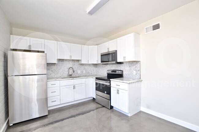 Building Photo - 402 N 10th St