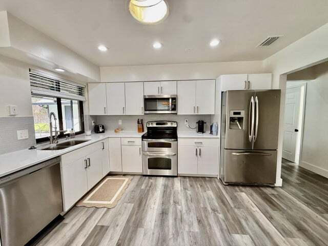 Foto del edificio - 325 Knotty Wood Ln