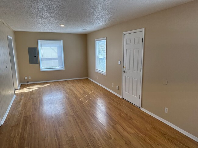 Building Photo - 2 Bedroom 1 Bath House $895! Central Heat ...