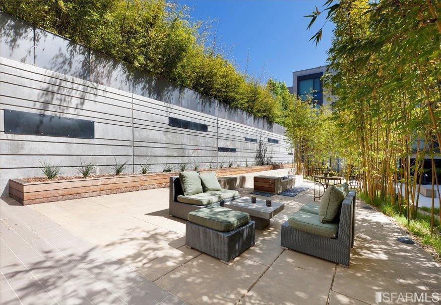 Dining Courtyard - 2125 Bryant St