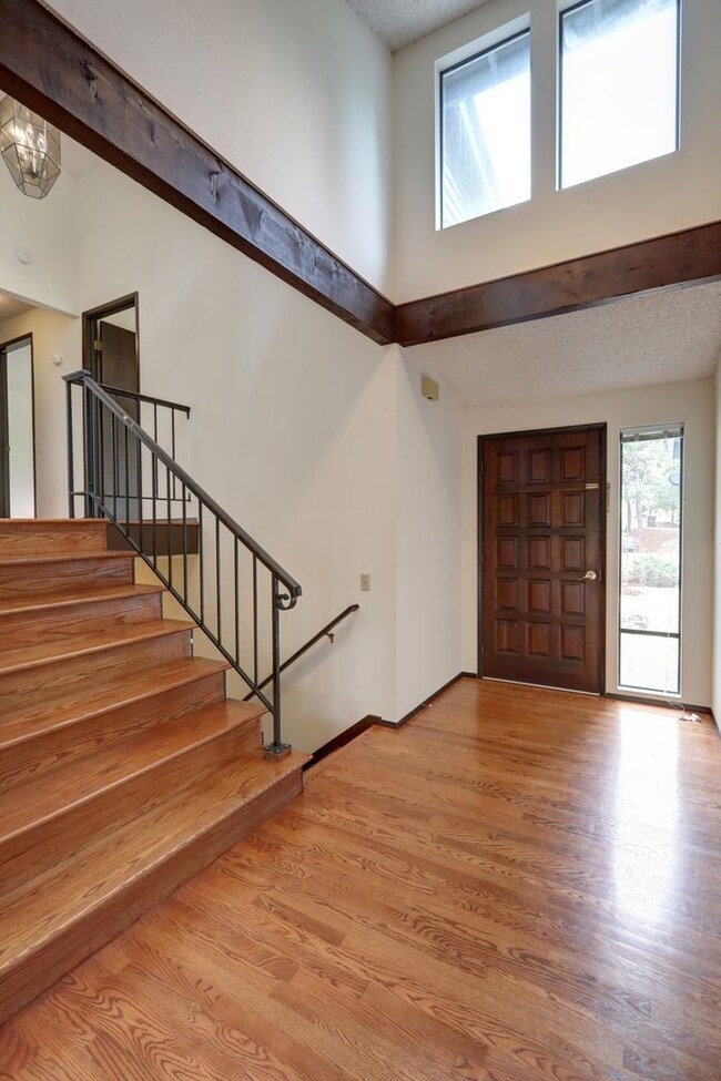 Building Photo - Spacious 4BR 2.75BA Tri-level home in quie...